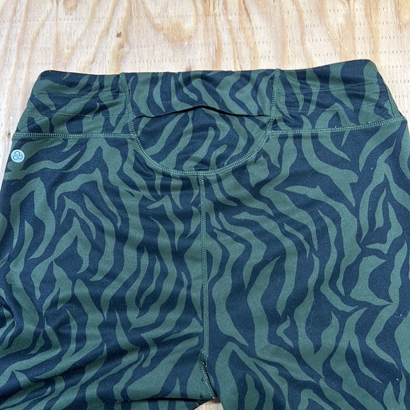 Zella Zebra Dark Green Capri Leggings, Women’s Large - Picture 2 of 3